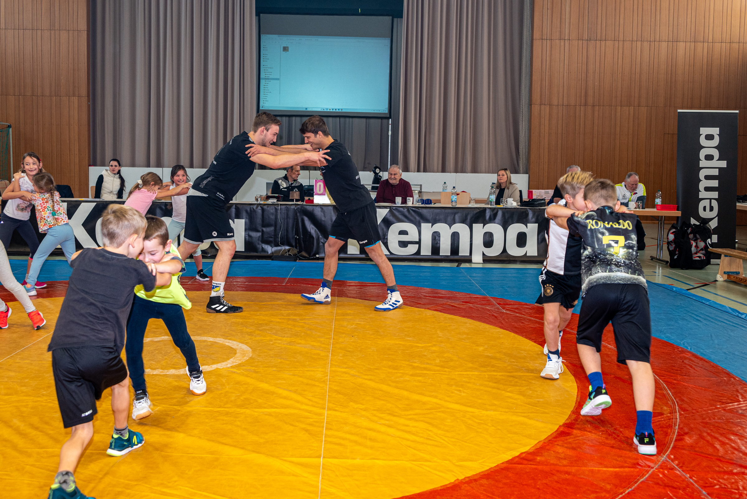 Unter den Augen von Gästen aus anderen Vereinen und der Schule lernen die Zweitklässler erste Griffe kennen. Bild: Nüßle