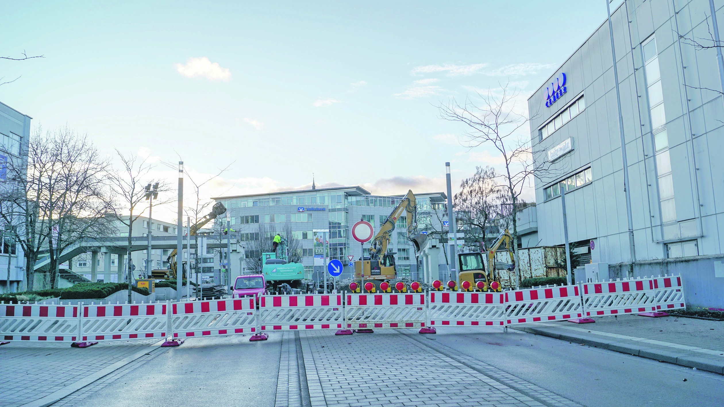 Ungewohntes Panorama am Samstagmorgen um 8 Uhr: freier Blick – fast – von der Wolfgang-Brumme-Allee auf das Volksbank-Gebäude.