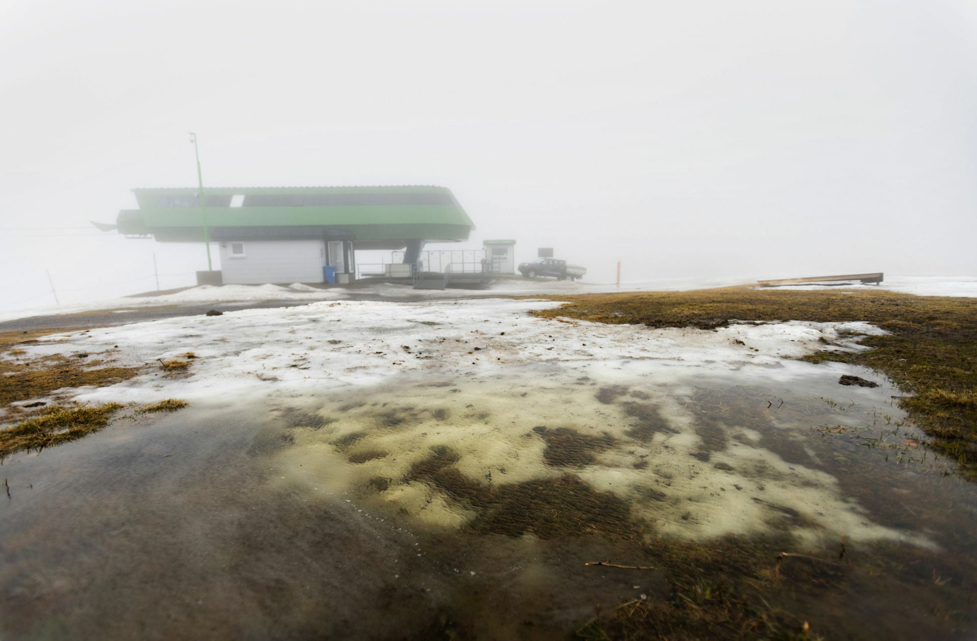 Tauwetter lässt am Feldberg, dem höchsten Berg in Baden-Württemberg die letzten Schneereste verschwinden.