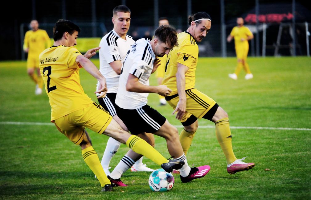 Der Aidlinger Johannes Rott (links) klaut Filip Jose Marques Moreira dieKugel. Mert Kurt und der Aidlinger Torschütze zum 2:2, Tobias Abberger schauen zu. Bild: photostampe