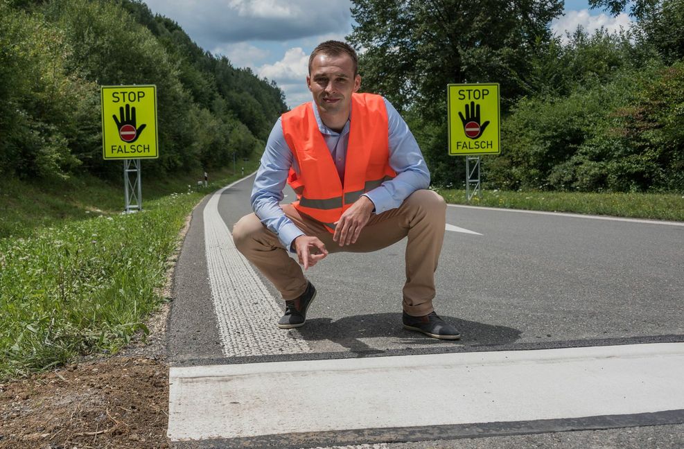 An der B 29 bei Lorch sollen Rüttelstreifen falsch abbiegende Autofahrer wortwörtlich wach rütteln. Gegen den Unfall auf der A 81 am Dienstagmorgen hätte das allerdings nicht geholfen.
 Foto: dpa/Daniel Maurer