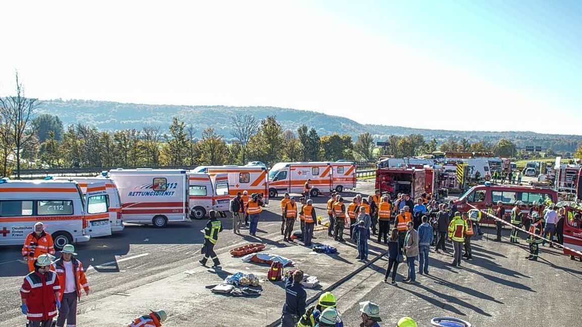 Eines der Katastrophenszenarien: Busunglück auf der A81 bei Gärtringen. Bilder: SDMG/Dettenmeyer