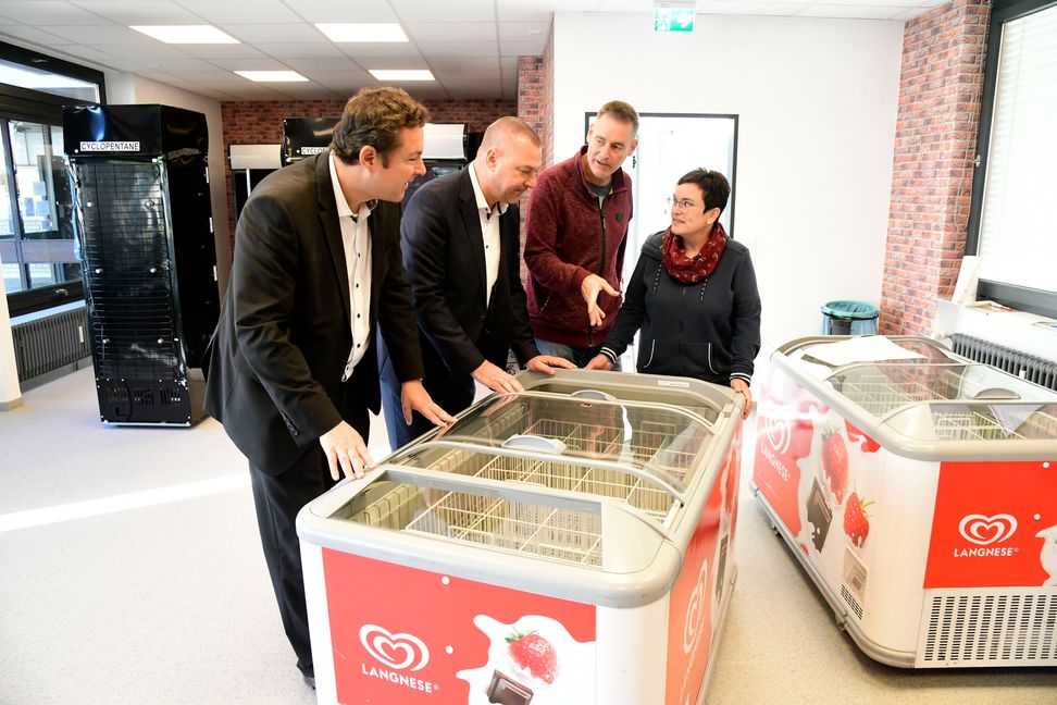 Bürgermeister Thomas Riesch, Ortsvorsteher Torsten Widmann, Michael Schermer und Margit Schermer (von links). Bild: Holom