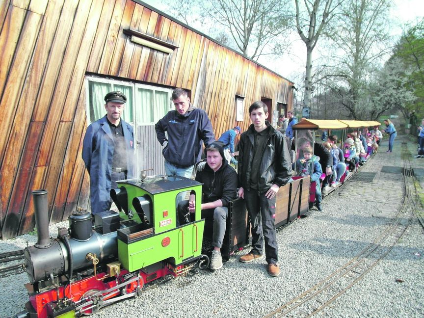 Armin Reitz (links, Vorsitzender der Dampfbahnfreunde), die Vereinsmitglieder Jan Ulshöfer und André Korthaus sowie Daniel Argent (zweiter Vorsitzender). Bild: Staber