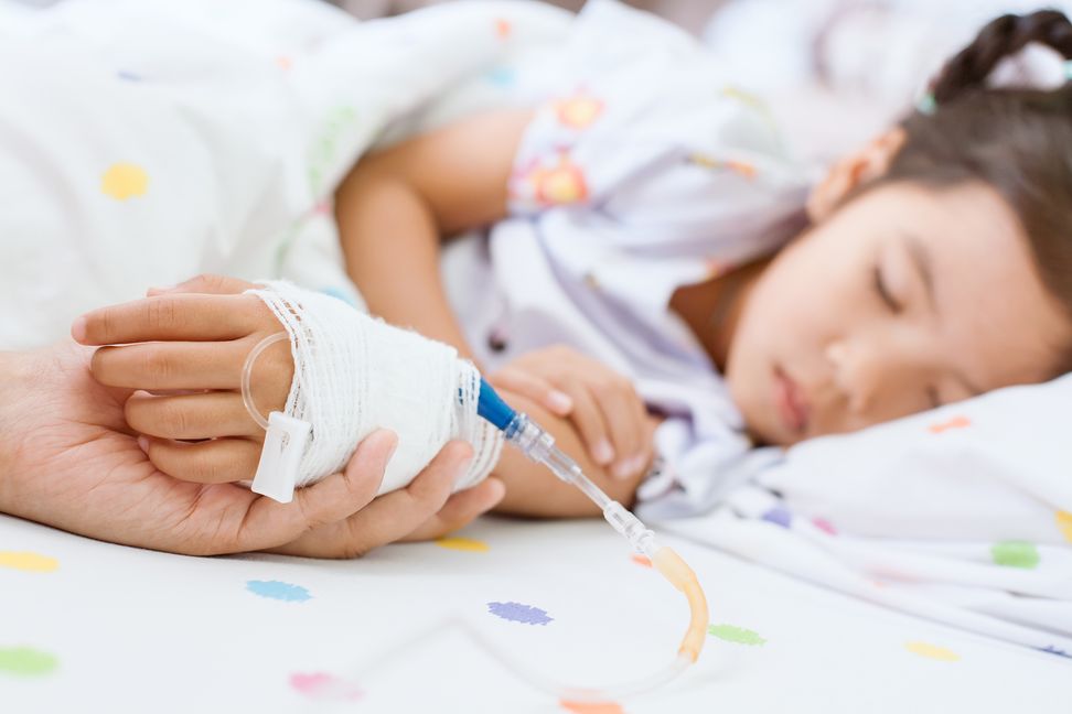 Wenn keine Hoffnung auf Heilung mehr besteht, wünschen sich viele Kinder und deren Familien, dass sie ihre letzten Tage zuhause im Kreis der Familie verbringen können. Bild: Pingpao / Adobe Stock