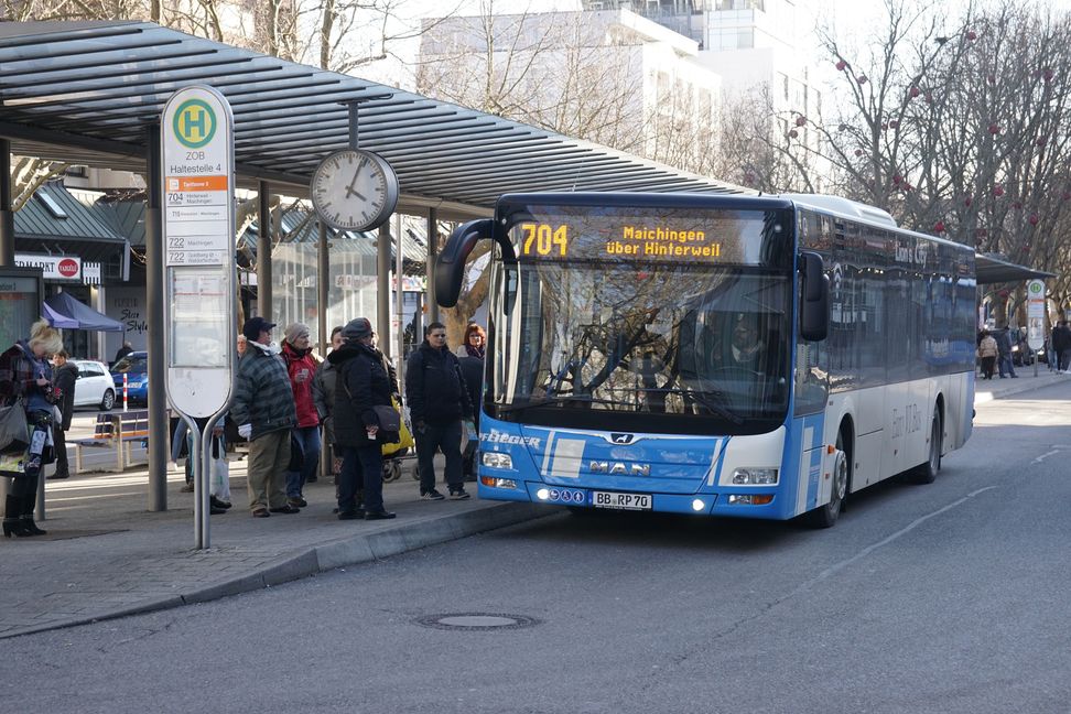 Was ist dran am neuen Stadtverkehr? Wie weit sind die beiden Städte mit ihren Zielen, den ÖPNV attraktiver zu machen und mehr Menschen in die Busse zu bekommen. Danach fragte SZ/BZ-Chefredakteur Jürgen Haar die OB's und Baubürgermeisterinnen von Böblingen und Sindelfingen. Bild: Hamann