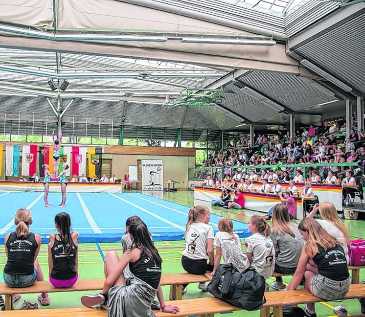Für die Sportlerinnen aus Grafenau und Sindelfingen blieb beim Finale vor der vollen Tribüne nur die Zuschauerrolle.  Bild: Nüßle