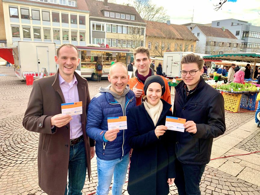 CDU-Bundestagsabgeordneter Marc Biadacz (Zweiter von links) mit CDU-Mitgliedern auf dem Sindelfinger Marktplatz (von links): Manuel Benda, Louis Krahn, Alissa Geisinger, Leon Kolb). Bild: z