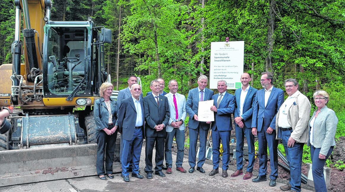 Das Land fördert den Breitbandausbau. Das Bild entstand beim Spatenstich für das kreisweite Backbonenetz in Neuweiler (von links): Petra Nych (Bürgermeisterin Gemeinde Enzklösterle), Bernd Land (Eigenbetrieb Breitband Landkreis Calw), Karl Braun (Kreisrat, FDP), Martin Buchwald (Bürgermeister Gemeinde Neuweiler), Markus Wendel (Bürgermeister Stadt Bad Teinach-Zavelstein), Volker Schuler (Bürgermeister Gemeinde Ebhausen), Landrat Helmut Riegger, Innenminister Thomas Strobl, Andreas Knörle (Dezernent im Landratsamt Calw und Geschäftsführer des Eigenbetriebs Breitband Landkreis Calw), Ulrich Bünger (Bürgermeister Stadt Wildberg), Klaus Dürr (Landtagsabgeordneter Baden-Württemberg, AfD), Monika Wehrstein (Kreisrätin, CDU).Innenminister Thomas Strobl (Mitte) überbringt Landrat Helmut Riegger die Förderzusage.  Bilder: z