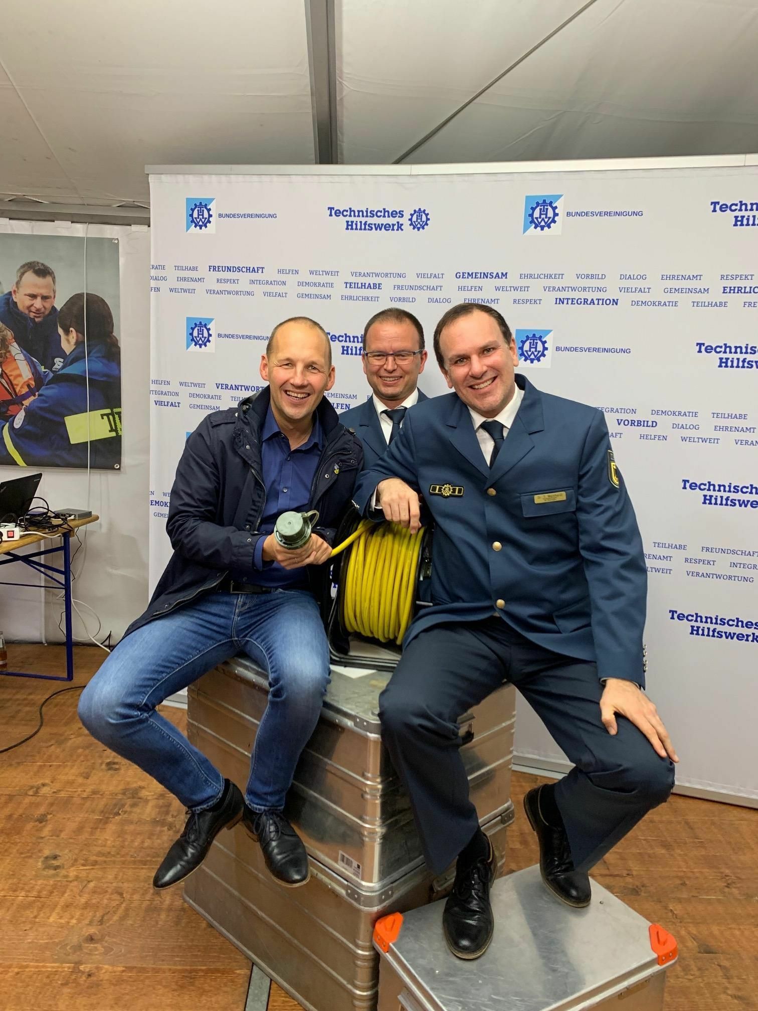 Auf unserem Bild (von links): CDU-Bundestagsabgeordneter Marc Biadacz, stellvertretender THW-Landessprecher für Baden-Württemberg Steffen Hoffmann, und THW-Ortsbeauftragter Böblingen, Thomas Weinhardt.    Bild: z