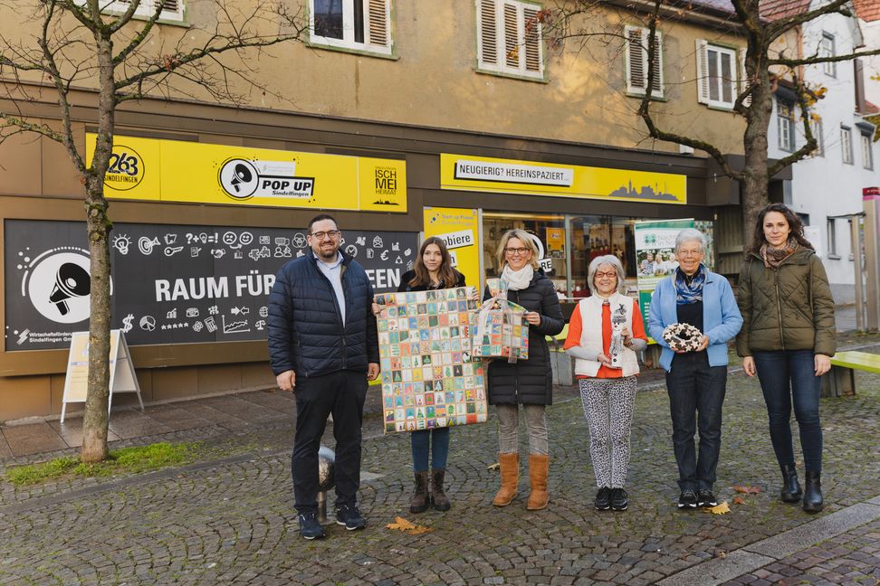 Eröffnung Pop-up-Store in der Planiestraße 5 (von links): WSG-Geschäftsführer Felix Rapp; Sandra Göller, Jugendbürgerstiftung Sindelfingen; Heike Stahl, Bürgerstiftung Sindelfingen; Lisa Polz und Gabi Reidelbach, Nachbarn in Not; Katrin Heißel, Referentin für Einzelhandel und Nahversorgung der WSG