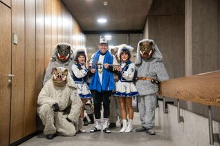 Die Gesellschaft Blau-Weiß, Gardemädchen und die Brunnensäu mit OB Vöhringer als Oberbademeister beim Sindelfinger Rathaussturm.    Bild: Nüßle