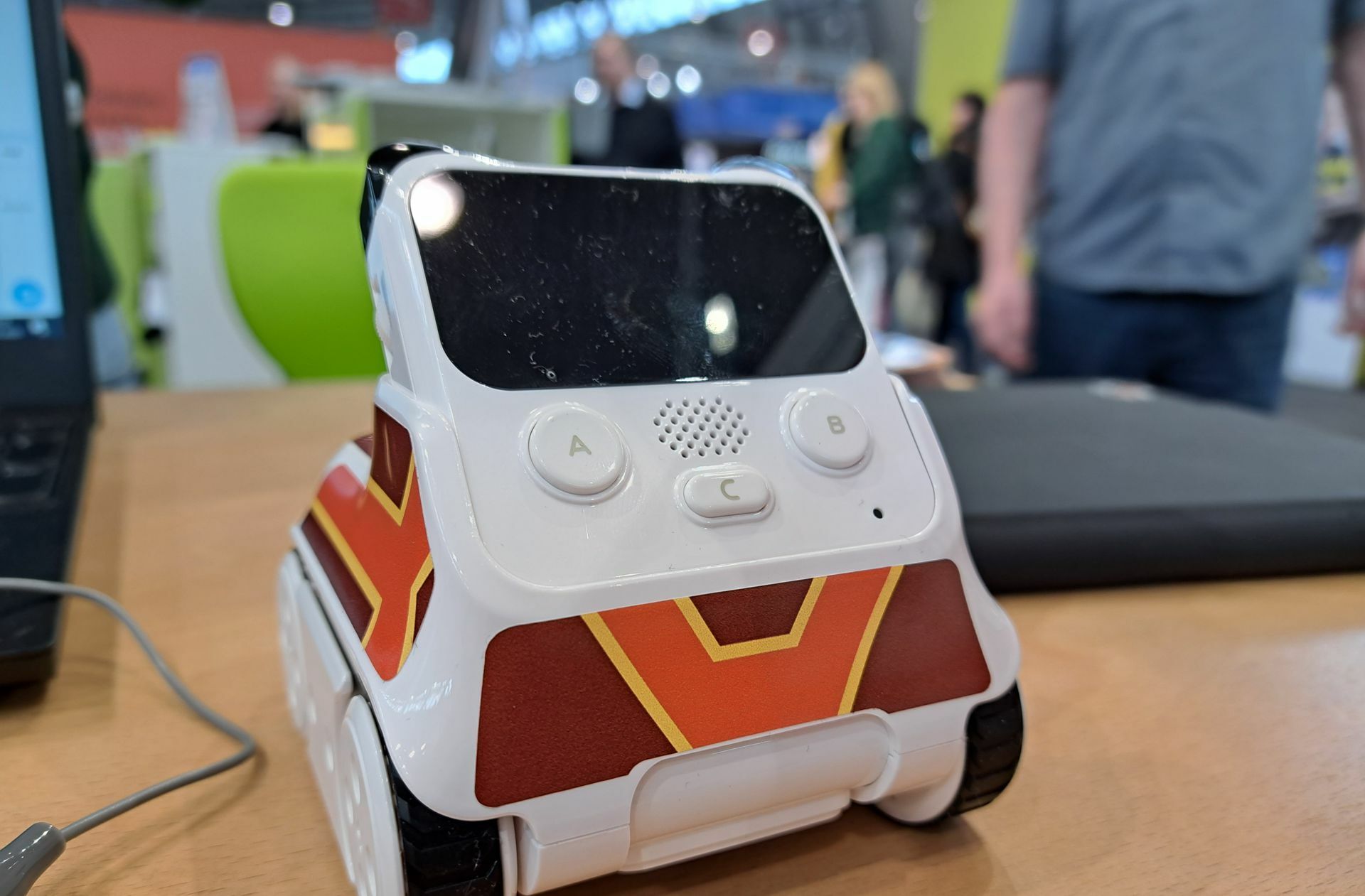 Codey Rocky heißt dieser kleine Roboter der Firma Makeblock, der mittels Tablet programmiert werden kann: Man kann ihn zum Beispiel zum Leuchten bringen, vorwärts oder rückwärtsfahren lassen und vieles mehr. „Die Schüler können sofort erleben, was sie programmieren“, erklärt Ahmed Ozcan vom Stadtmedienzentrum Stuttgart (SMZ). Zum Codey Rocky haben die Computerspielschule des SMZ und das Zentrum für Schulqualität und Lehrerbildung im Auftrag der Medienanstalt Baden-Württemberg kostenlose Unterrichtsmaterialien zusammengestellt. Stuttgarter Lehrkräfte bekommen diese beim Stadtmedienzentrum.