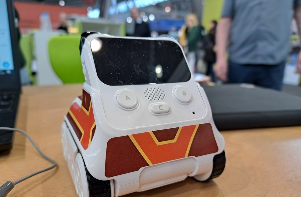 Codey Rocky heißt dieser kleine Roboter der Firma Makeblock, der mittels Tablet programmiert werden kann: Man kann ihn zum Beispiel zum Leuchten bringen, vorwärts oder rückwärtsfahren lassen und vieles mehr. „Die Schüler können sofort erleben, was sie programmieren“, erklärt Ahmed Ozcan vom Stadtmedienzentrum Stuttgart (SMZ). Zum Codey Rocky haben die Computerspielschule des SMZ und das Zentrum für Schulqualität und Lehrerbildung im Auftrag der Medienanstalt Baden-Württemberg kostenlose Unterrichtsmaterialien zusammengestellt. Stuttgarter Lehrkräfte bekommen diese beim Stadtmedienzentrum.