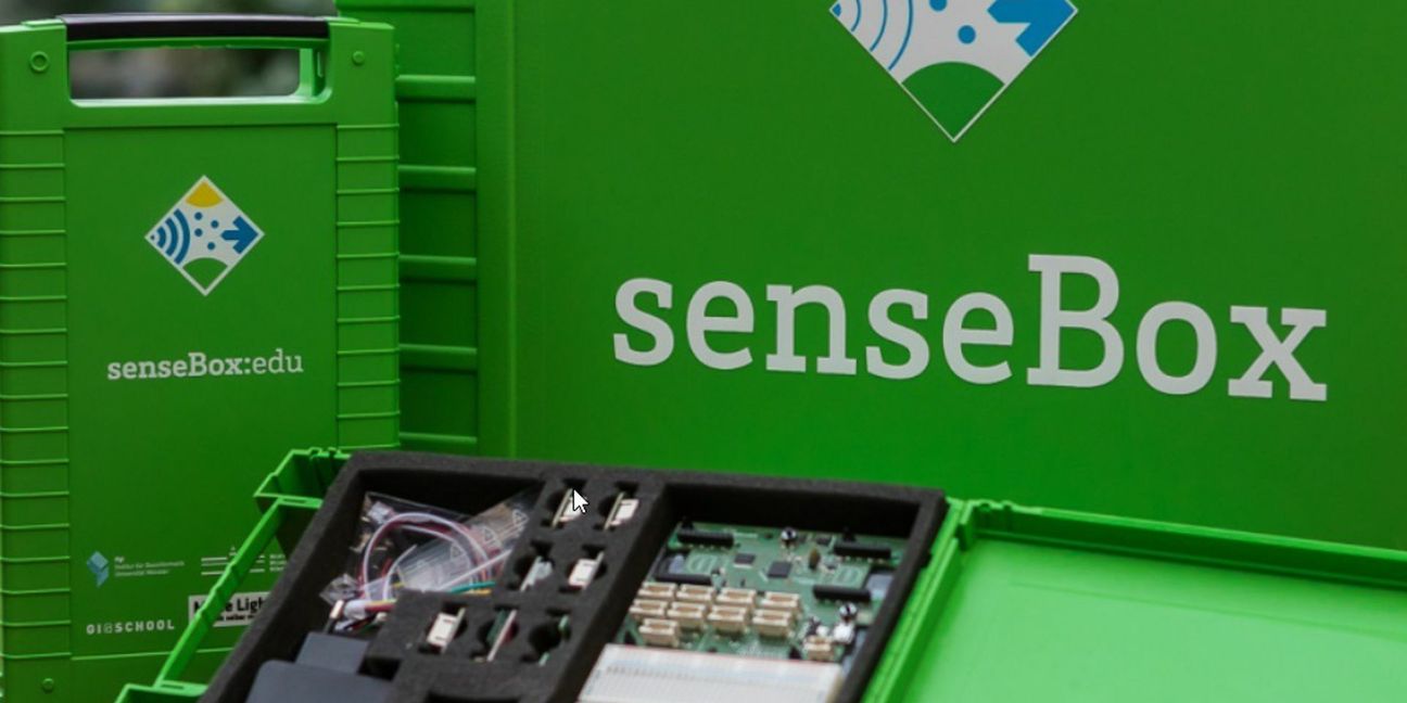 Die Universität Münster hat die Sensebox konzipiert. Darin finden sich Umweltsensoren, ein Mikrocontroller sowie Datenübertragungsmodule. Kinder und Jugendliche können damit Umweltdaten wie Temperatur, Luftfeuchtigkeit, CO2-Wert messen, online auswerten und in die Open Sense Map, eine weltweite offene Plattform für Umweltdaten einspeisen.