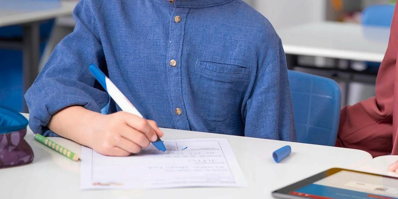 Der Edupen von Stabilo ist für Schulen als Diagnosegerät gedacht. Der digitale Stift erfasst beim Schreiben unter anderem Tempo, Druck und Rhythmus, mit denen der Schüler schreibt. Die Software diagnostiziert, was er schon gut kann und was er noch üben muss und gibt Tipps für gezielte Übungen dazu.