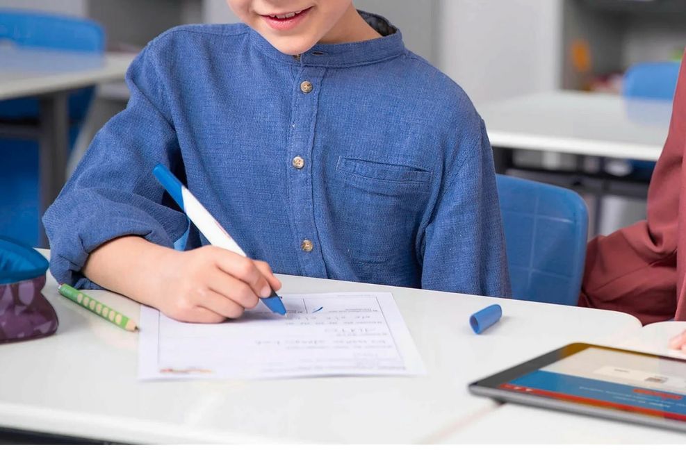 Der Edupen von Stabilo ist für Schulen als Diagnosegerät gedacht. Der digitale Stift erfasst beim Schreiben unter anderem Tempo, Druck und Rhythmus, mit denen der Schüler schreibt. Die Software diagnostiziert, was er schon gut kann und was er noch üben muss und gibt Tipps für gezielte Übungen dazu.