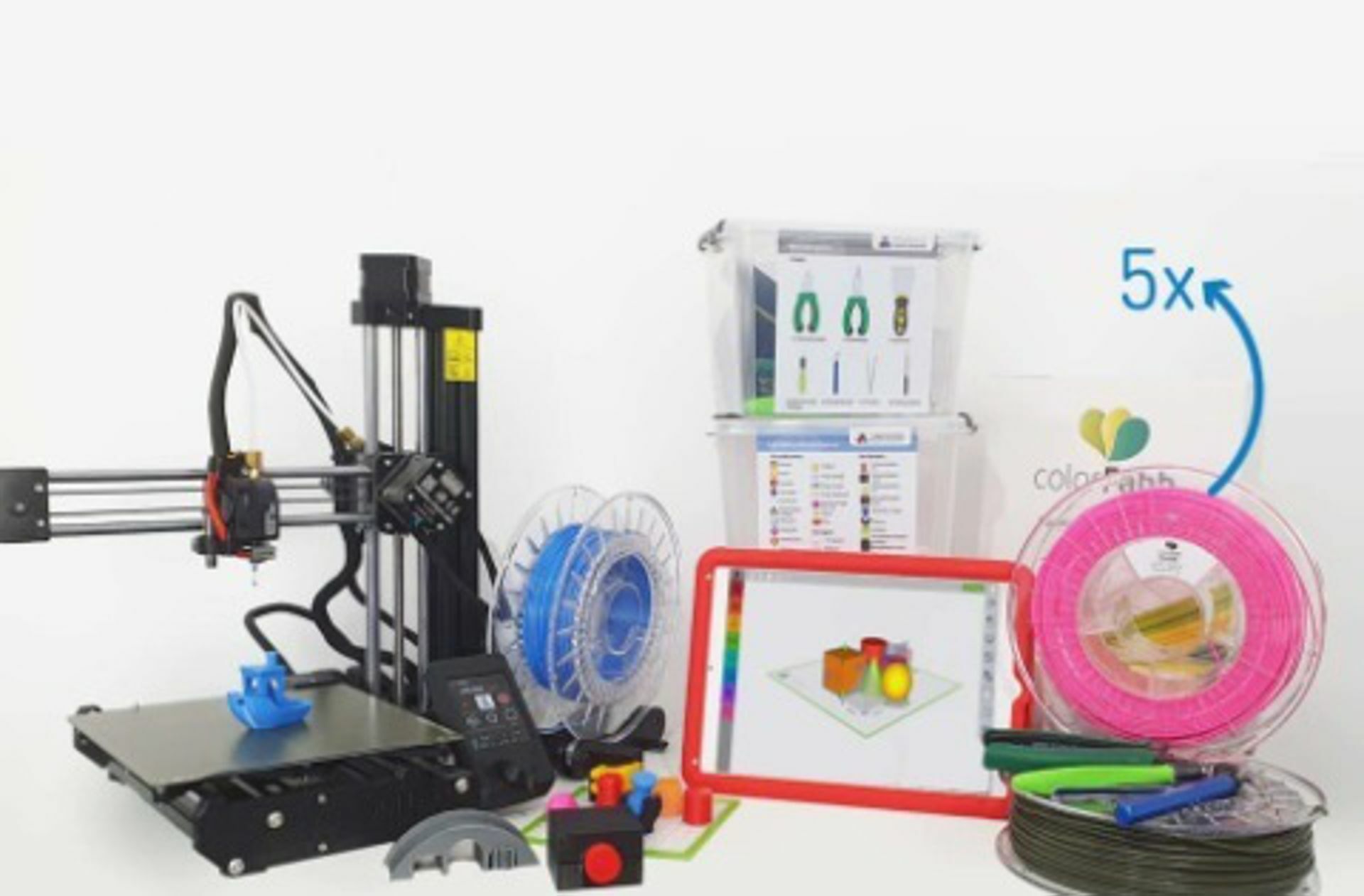 Eine Lochkamera, ein Wassermolekül oder ein Bienenhotel – mit der Sofware der Firma Tinker School können Kinder einfach am Tablet Gegenstände konstruieren und dann am 3D-Drucker ausdrucken. Der Anbieter liefert Ideen und Material für das Arbeiten im Unterricht mit seiner Technik.