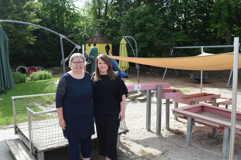 Angela Droste (links) und Sandra Schwarzer freuen sich auf viele Besucher beim „Tag der offenen Tür“ des Kinderhauses St. Martin am Samstag.  Bild: Krauter