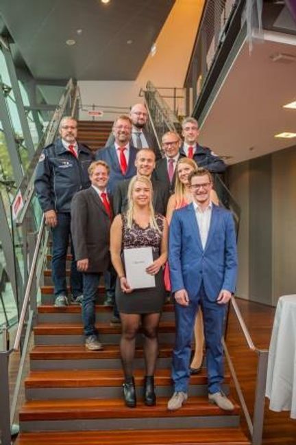 Freuen sich gemeinsam über die erfolgreich abgeschlossene DRK-Fachausbildung (von unten nach oben und von links nach rechts):  Vanessa Lahrs (Rettungwache Sindelfingen, Johannes Eder (RW Leonberg), Michael Maier (Betriebsratsvorsitzender), Philipp Starniske (RW Sindelfingen), Maike Behler (RW Sindelfingen), Daniel Stafforst (Praxisanleiter Rettungswache Leonberg),  Wolfgang Breidbach (Geschäftsführer), Gerhard Fuchs (Leiter Rettungsdienst), Lukas Reichert (RW Sindelfingen) und Andreas Riffel (Praxisanleiter RW Sindelfingen).