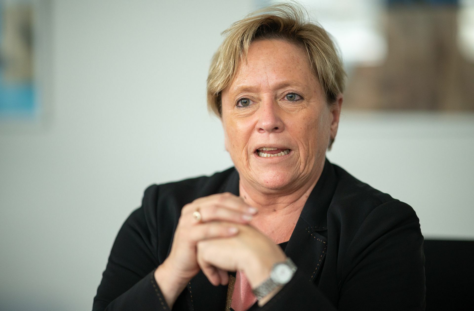 Susanne Eisenmann trägt die Beschlüsse notgedrungen mit.