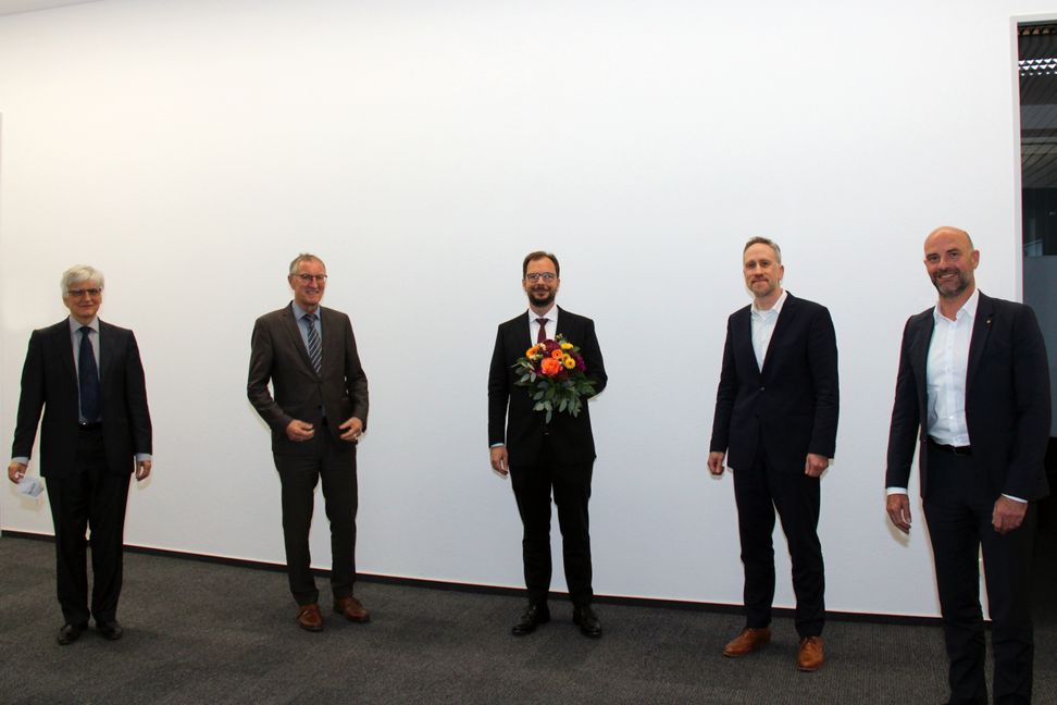 Auf unserem Foto (von rechts): Geschäftsführer Martin Loydl, Regionaldirektor Klinikum Sindelfingen-Böblingen Gerald Tomenendal, Landrat Roland Bernhard sowie der Ärztliche Direktor des Klinikums Sindelfingen-Böblingen Prof. Dr. Guy Arnold gratulieren dem neuen Chefarzt PD Dr. Thomas Helbing (Mitte) zur Wahl.   Bild: z