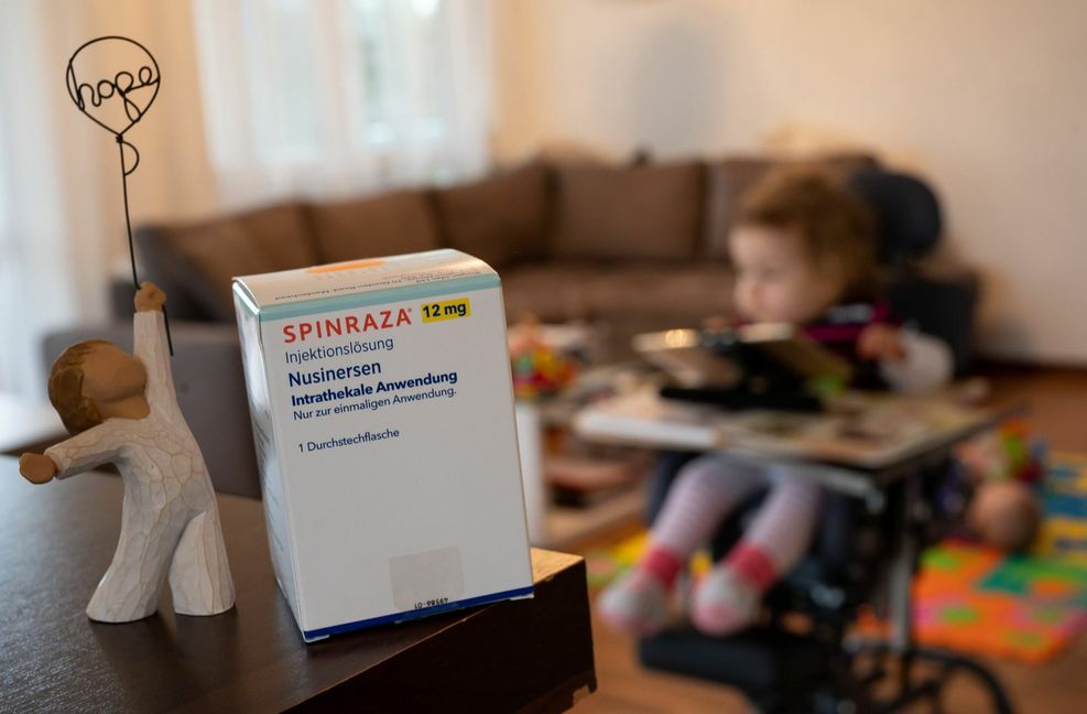 Teure Therapie: Arzneimittel zur Behandlung der spinalen Muskelatrophie (SMA) wie Spinraza und Zolgensma sind teuerDie Symptome der Krankheit treten in der Regel kurz nach der Geburt auf.