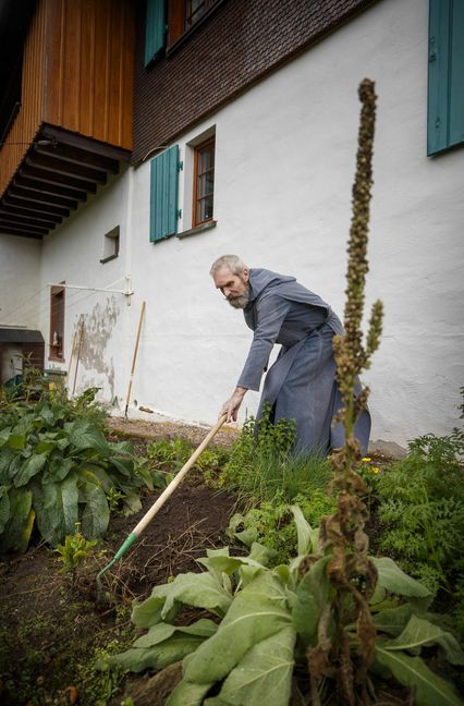 Das Beet hinterm Haus liefert allerlei für die Küche: Kräuter, Tee, Gemüse. Bruder Otto will im nächsten Frühjahr noch mehr anbauen.