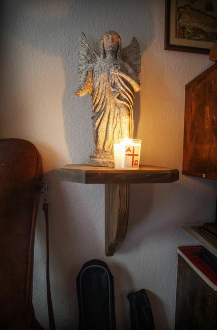 Erzengel Michael hat einen besonderen Platz. Die Steinfigur hat Bruder Otto vor einem Friedhof gefunden und mitgenommen.