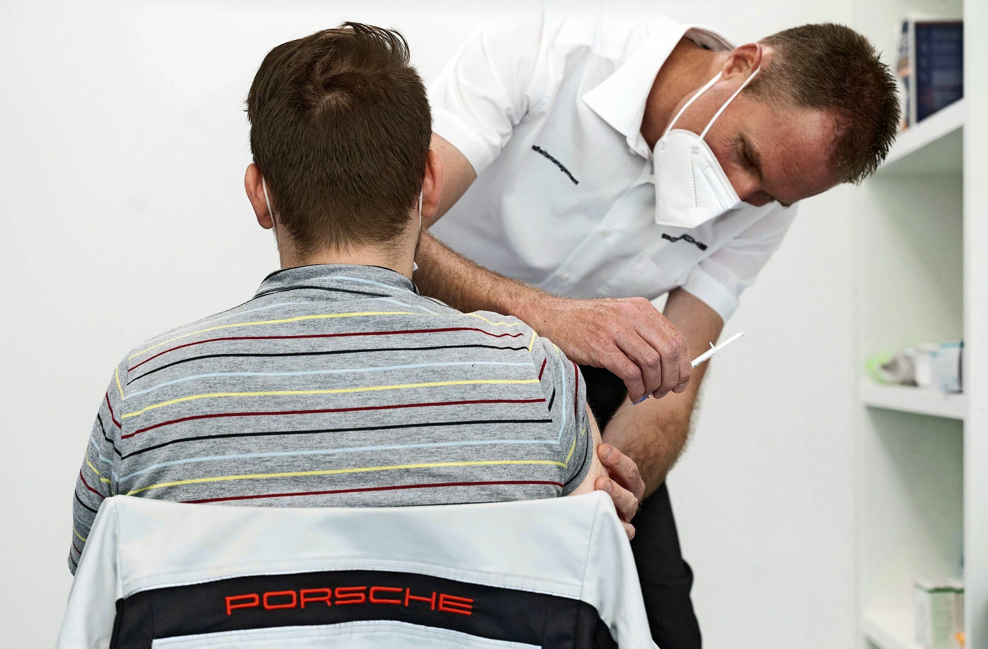 Ein Mitarbeiter der Porsche AG wird gegen Corona geimpft.
 Foto: dpa/Marijan Murat
