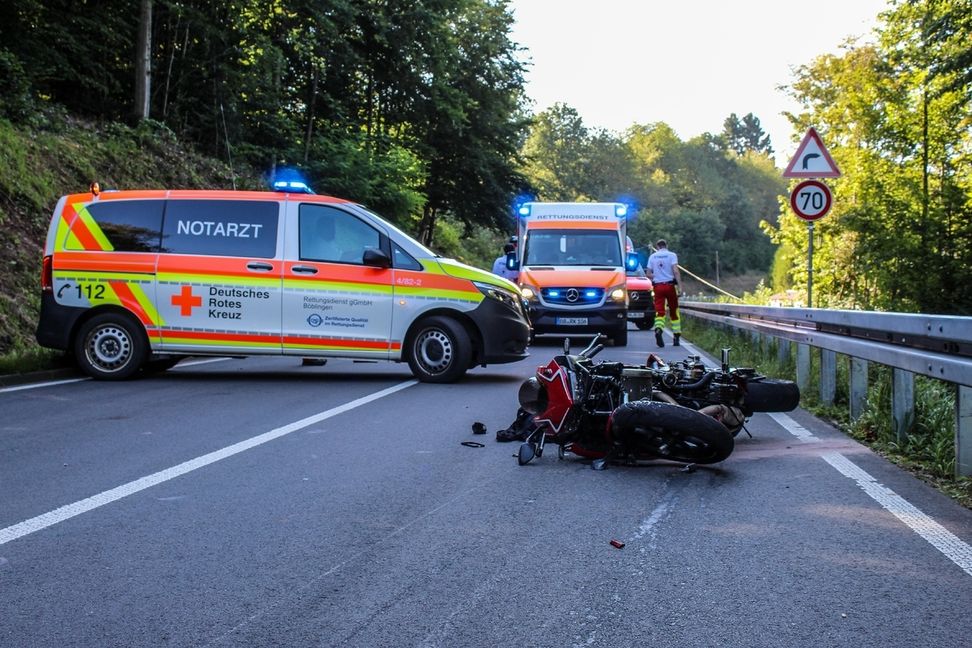 Merklingen: Schwerer Motorradunfall verursacht weitere Unfälle. Bild: SDMG/Dettenmeyer