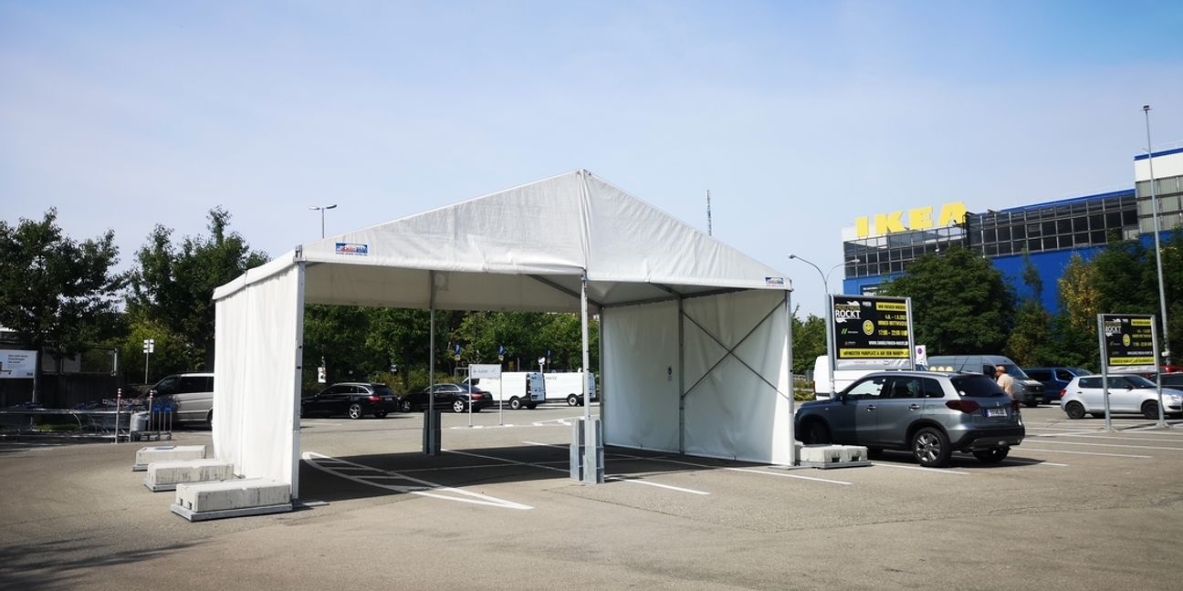 Weniger Schnelltest-Angebote im Kreis Böblingen.  Von der Drive-Through-Teststelle auf dem Ikea-Parkplatz in Sindelfingen ist nur noch das Zelt übrig geblieben. Bild: Groß