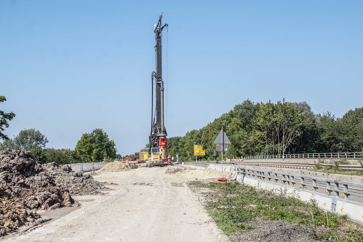 A 81-Ausbau: Böblingen droht Verkehrskollaps. Nach den Sommerferien wird der erste Teil der Doppelbrücke am Daimlerknoten abgerissen. Bild: Dettenmeyer