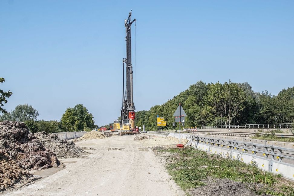 A 81-Ausbau: Böblingen droht Verkehrskollaps. Nach den Sommerferien wird der erste Teil der Doppelbrücke am Daimlerknoten abgerissen. Bild: Dettenmeyer