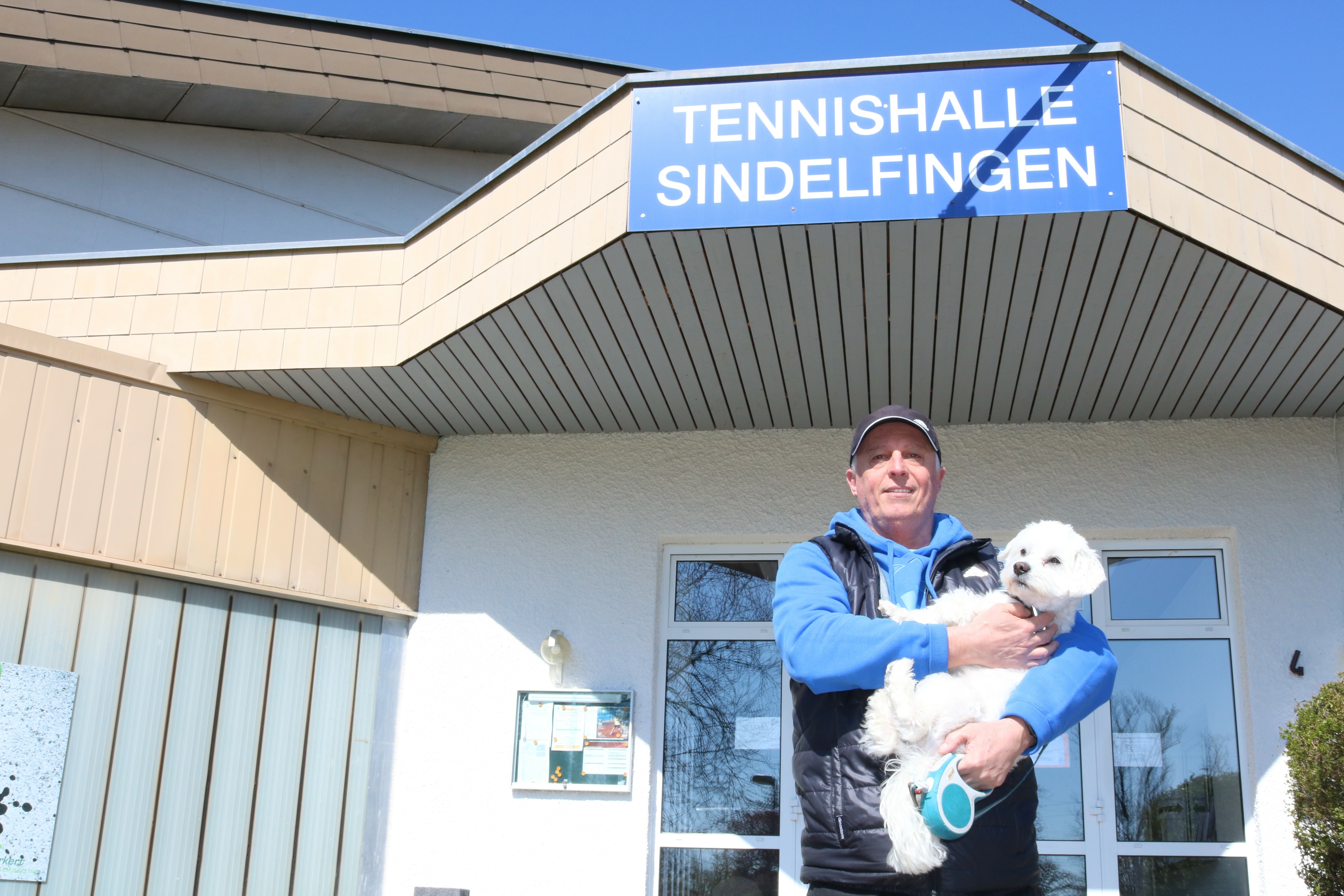 Statt auf den Tennisplätzen der Region zu stehen führt Trainer Viktor Kuljkin derzeit für ein bisschen Bewegung dreimal am Tag seinen Hund Louis Gassi.  Bild: Bilaniuk
