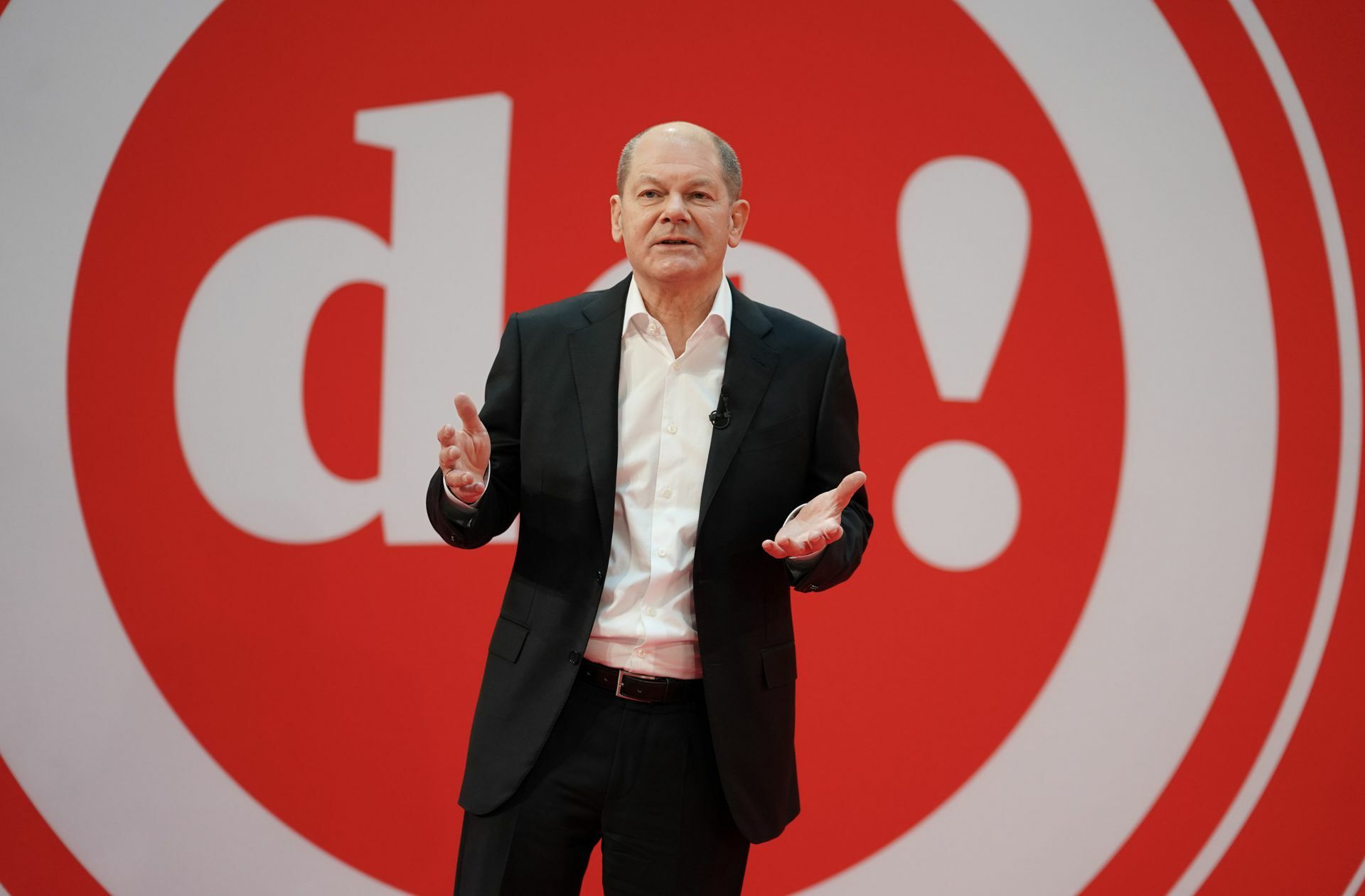 Olaf Scholz spricht auf dem Debattencamp der SPD.