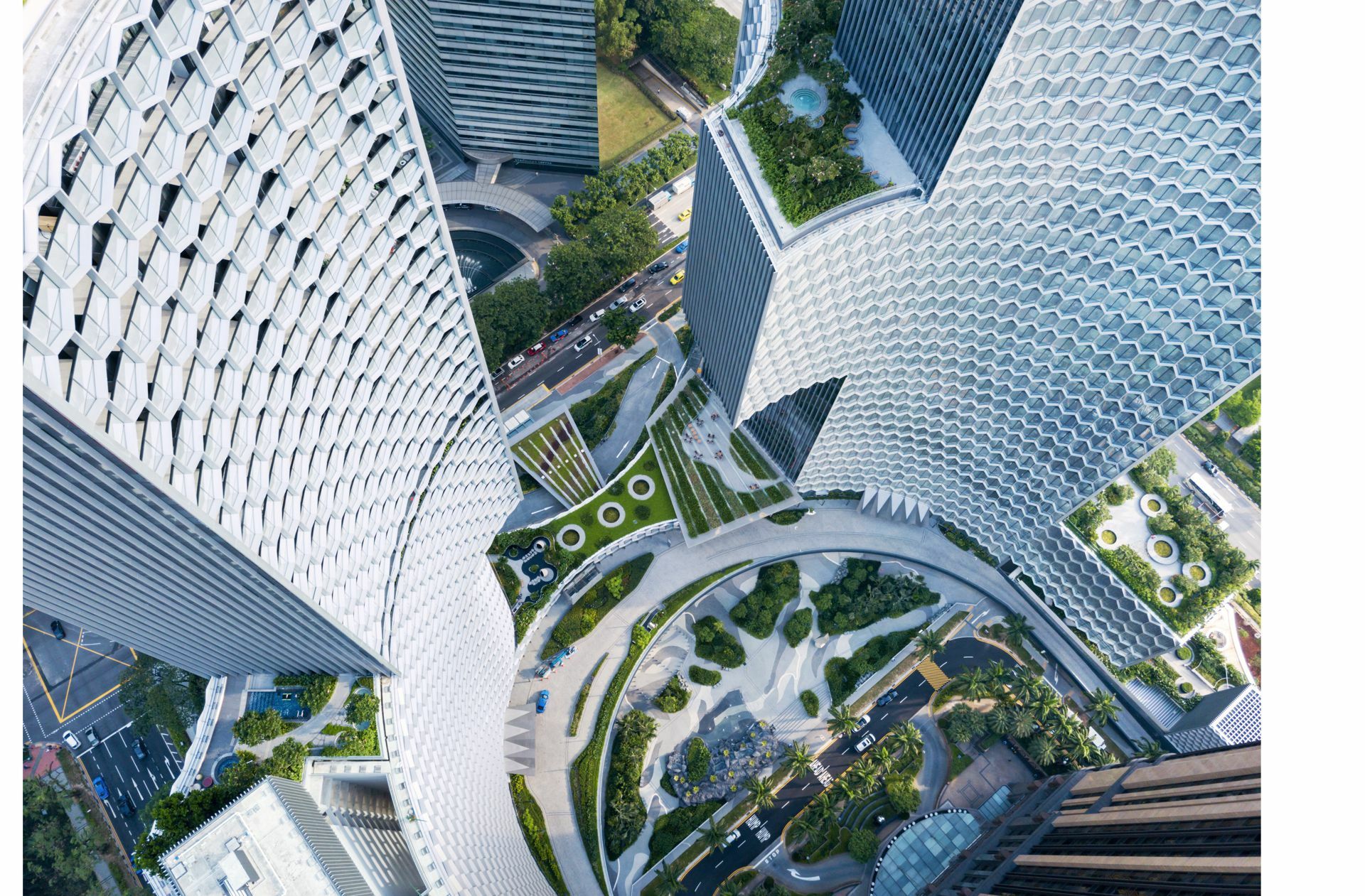„DUO“ von Ole Scheeren in Singapur (2011). Zwei Türme bilden Stadträume mit ihrer Umgebung und formen ein öffentliches Zentrum, das sich  in die Stadt einfügt.