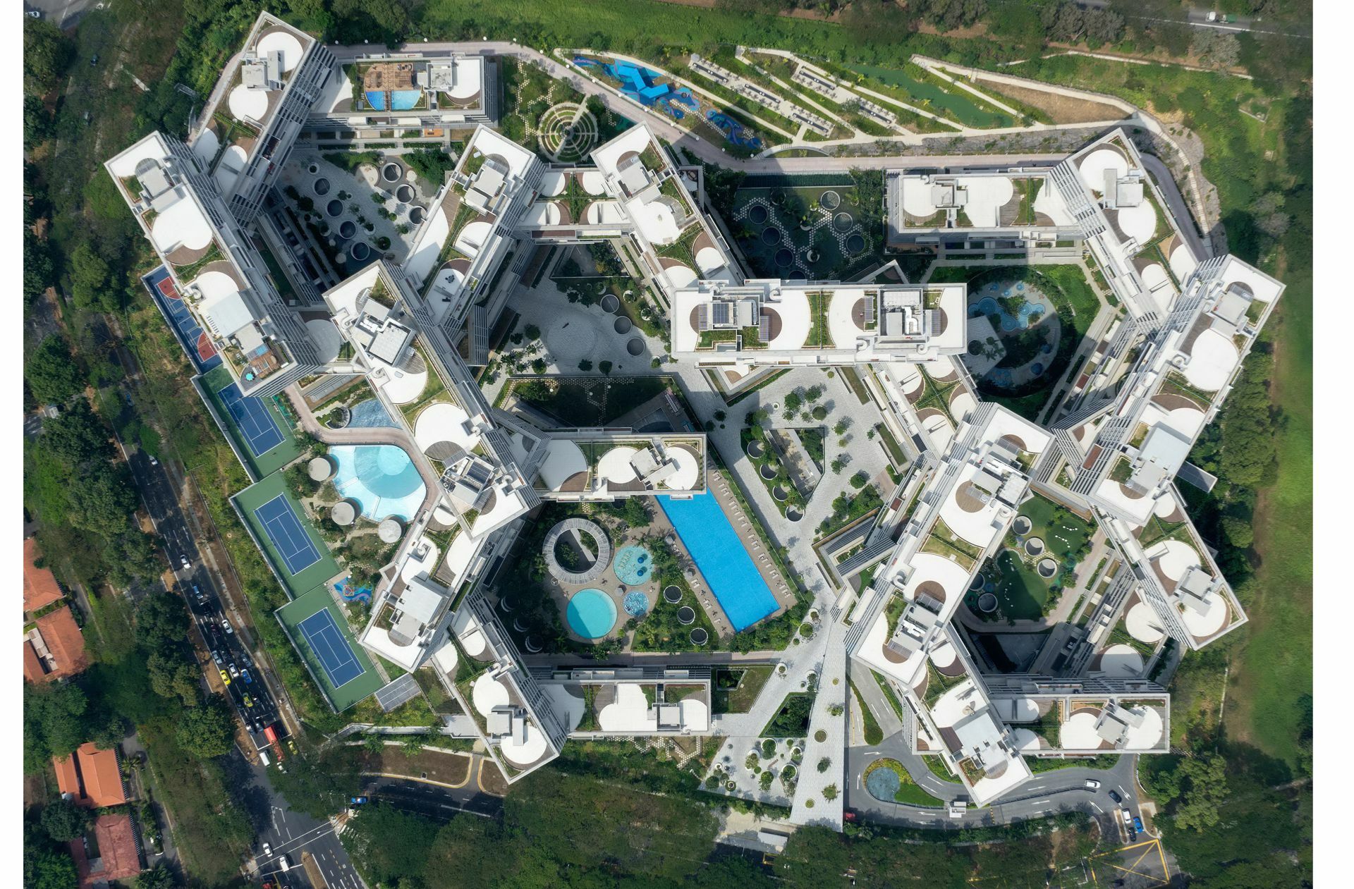 Ole Scheeren „The Interlace“. Als weltweit bestes Hochhausprojekt für städtischen Lebensraum wurde 2014 die Wohnanlage  in Singapur mit dem Urban Habitat Award des Rats für Hochhäuser und urbanes Wohnen in Chicago, und 2015 als „World Building of the Year“ vom internationalen World Architecture Festival ausgezeichnet.