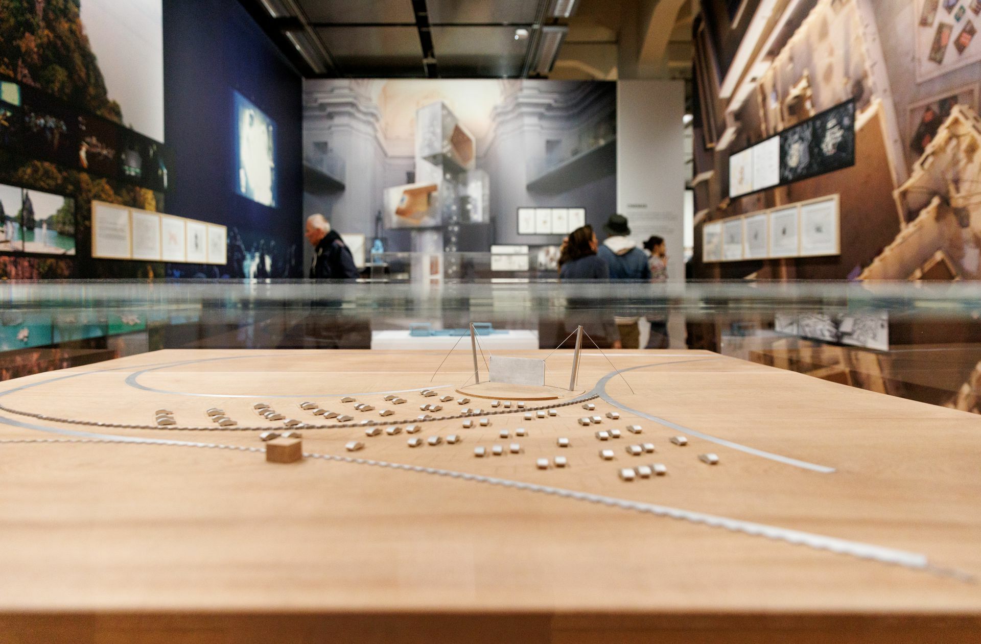 Auch Modelle sind in der Schau Ausstellung „ole scheeren : spaces of life“ im ZKM zu sehen.