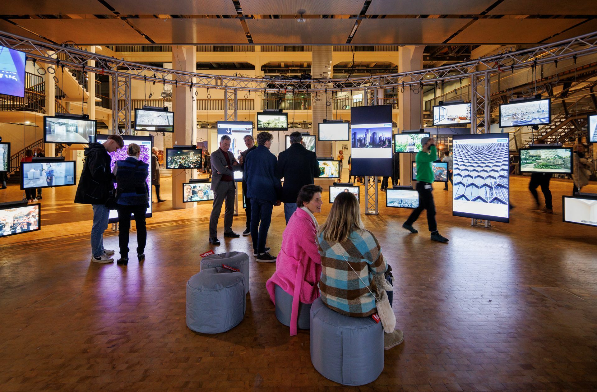 Blick in die Ausstellung in Karlsruhe, die auch zeigt, wie Gebäude des Architekten im TV und auf Internetplattformen wie Instagram wahrgenommen werden.