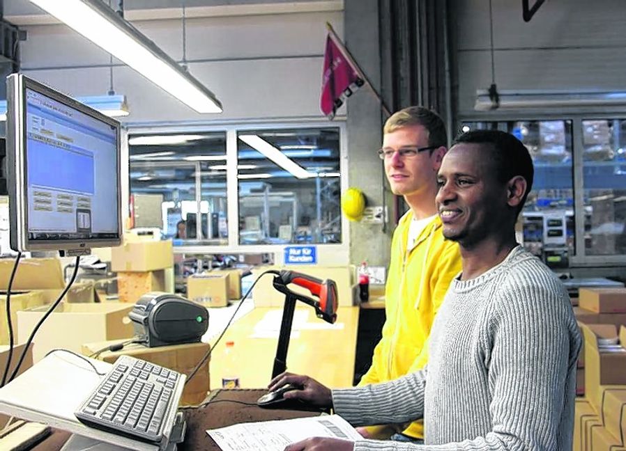 Preiswürdige Integrationsarbeit: Häfele wurde für sein Ausbildungsprojekt für junge Geflüchtete mit dem Unternehmer-Preis der Städte Nagold und Freudenstadt ausgezeichnet. Im Bild Benjamin Lörcher, Fachkraft für Lagerlogistik, und Abirahman Abdi Mohamud, Auszubildender Fachkraft für Lagerlogistik. Bilder: Häfele