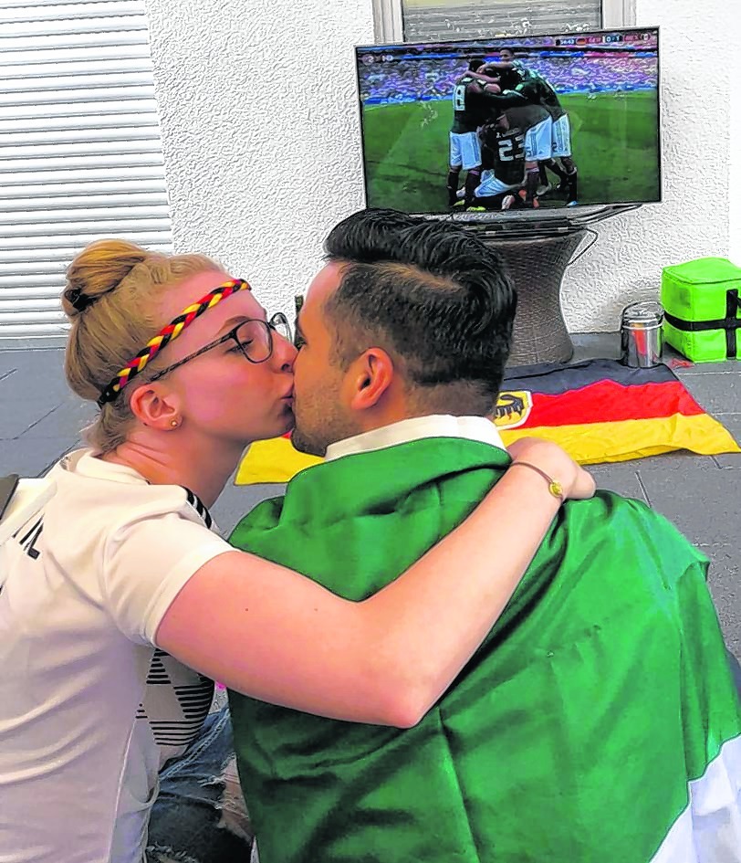 Im Fernsehen bejubeln die Mexikaner das 1:0 gegen Deutschland und in Waldenbuch bekommt Mario Vergara ein Küsschen von seiner Karolina.  Bild: Hamann