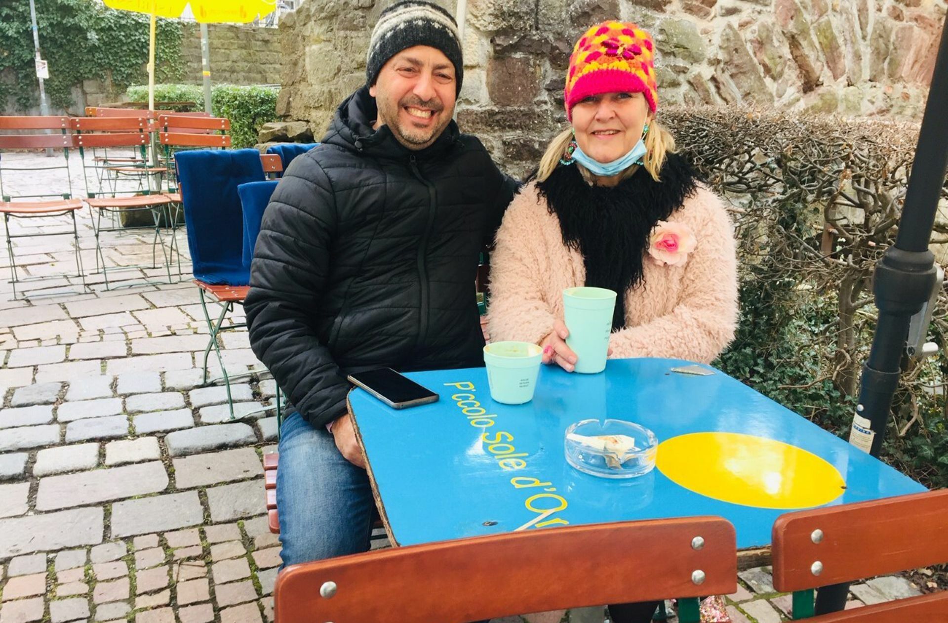 Bundesweit einzigartig: Nur in Tübingen darf die Außengastronomie wieder öffnen. Bettina Scharnowski und ihr Mann Osama Al-Obaidi habe sich erst testen lassen und sind dann in ihr Stammcafé gegangen. Foto: Keck