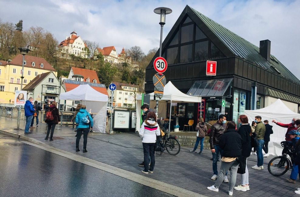 Eine von sechs Teststationen: Sie steht seit Dienstag am Eingangstor zur Stadt zur Verfügung: der Neckarbrücke. Wer in die Tübinger Geschäfte oder in eines der Theater will, muss einen negativen Test vorweisen. Foto: Keck
