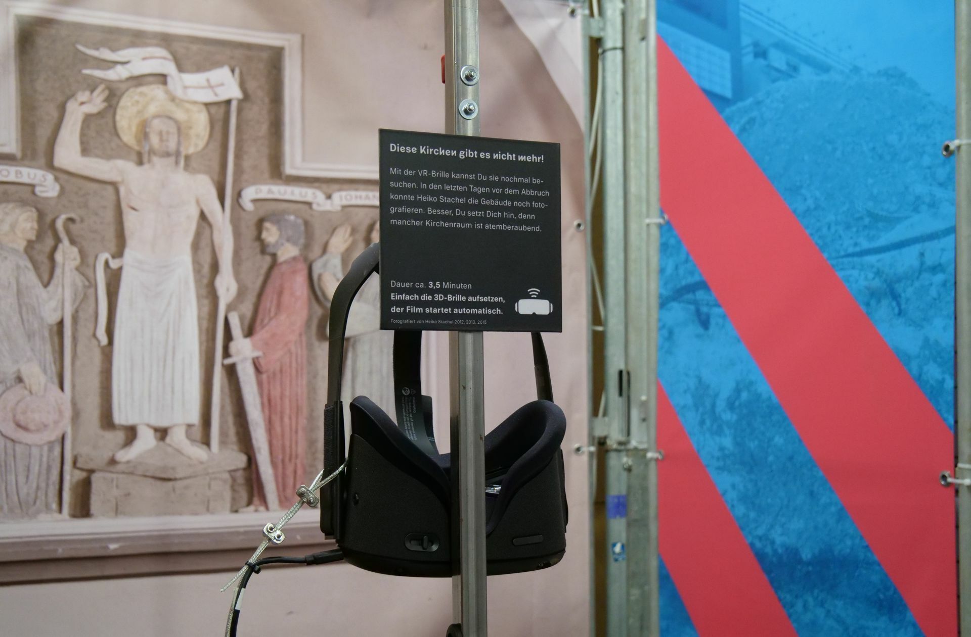 Es wird geraten, sich bei dem virtuellen Rundgang zu setzen – mancher Kirchenraum sei atemberaubend. Tatsächlich kann einem unter der VR-Brille leicht schwindelig werden.