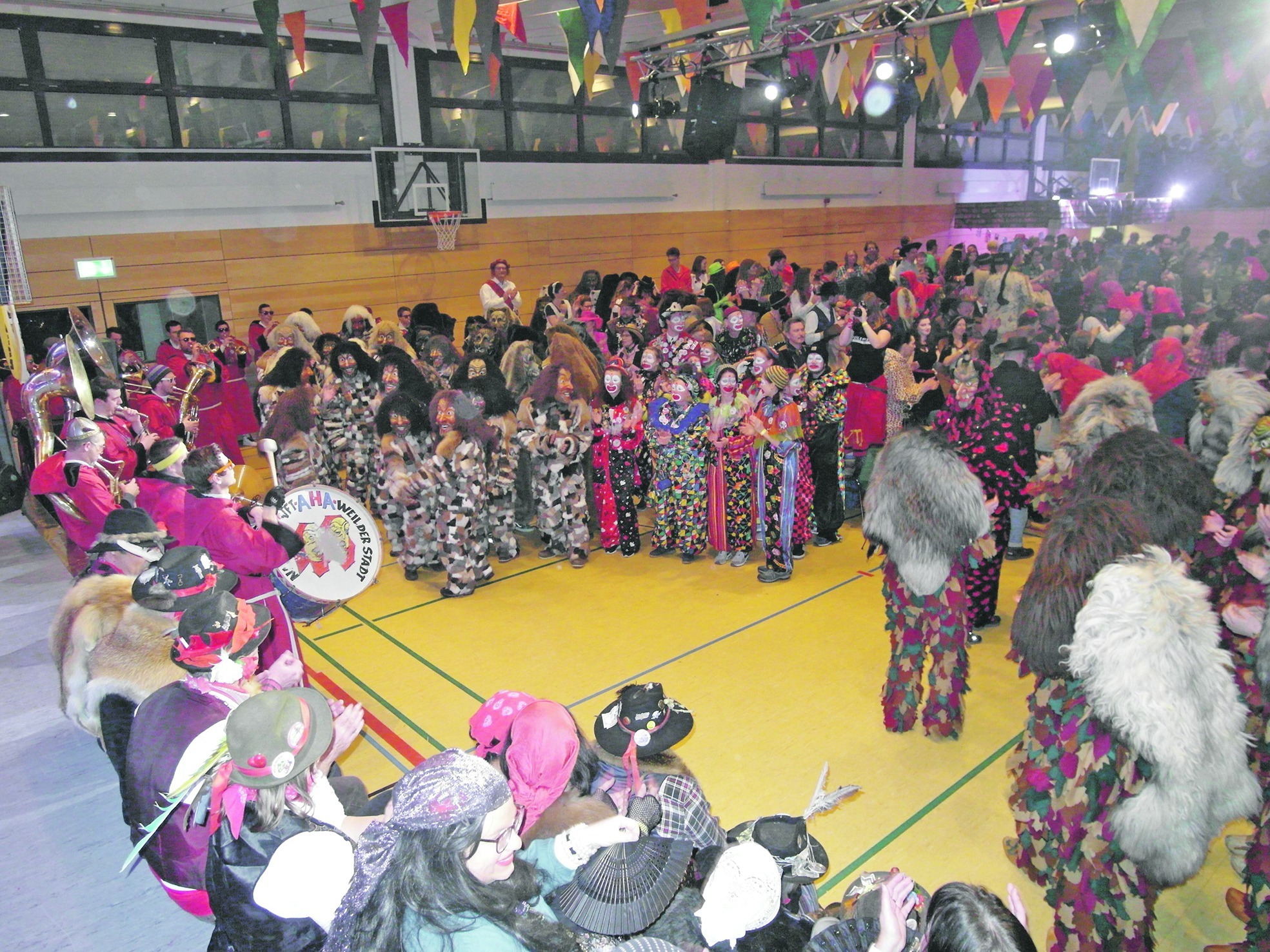 Das Epizentrum der Fasnet im Kreis Böblingen liegt traditionell in Weil der Stadt. Beim großen Zunftball in der Stadthalle wurde am Samstag die heiße Phase eingeläutet. Bild: Staber