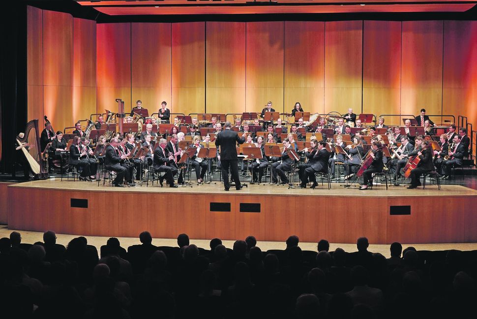 Das Stadtorchester Ravensburg unter der Leitung von Stadtmusikdirektor Harald Hepner in der Sindelfinger Stadthalle. Bild: Heiden