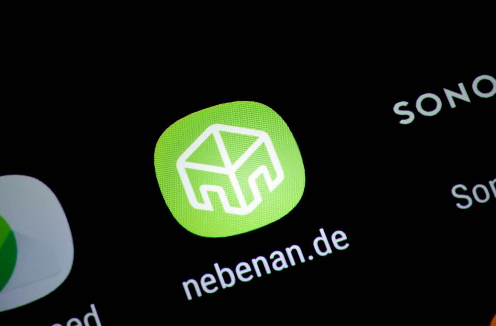 Die Digitalisierung macht auch vor der Nachbarschaftshilfe nicht Halt: Über Smartphone-Apps wie Nebenan.de, Nextdoor oder die Nachbarschafts-App kann man heutzutage Hilfe finden.
 Foto: Imago/Joko