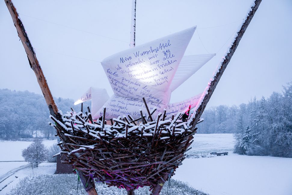Im Vogelnest bei Ehningen sitzt dieses Jahr in der Vorweihnachtszeit eine etwas andere Brieftaube.   Bild: Nüßle
