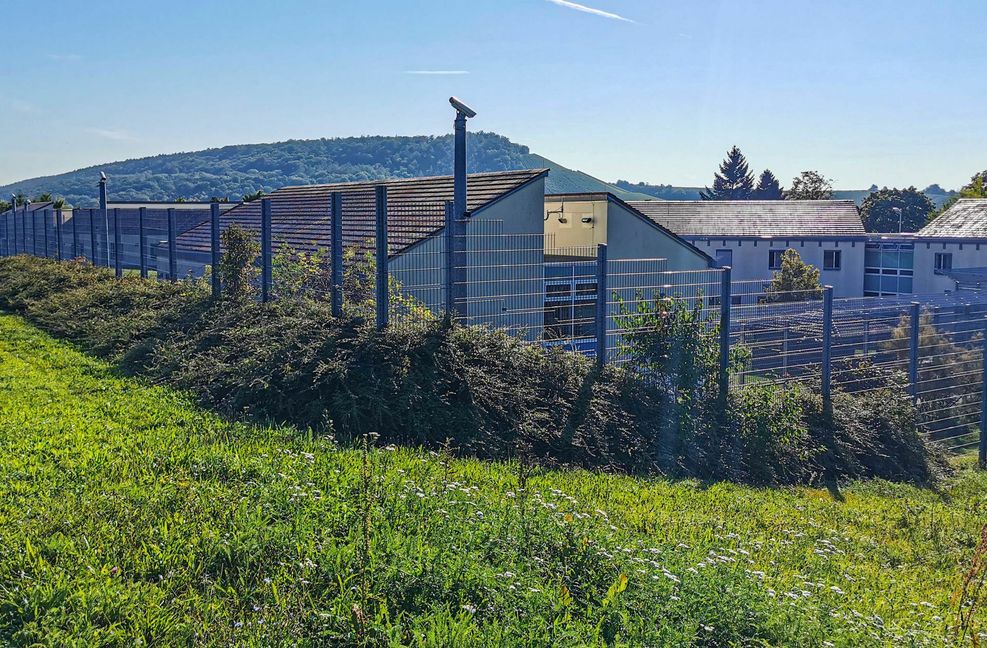 Die geschlossene Abteilung der Klinik in Weinsberg  befindet sich hinter einem hohen Zaun und wird mit Kameras überwacht.
 Foto: dpa/Julian Buchner